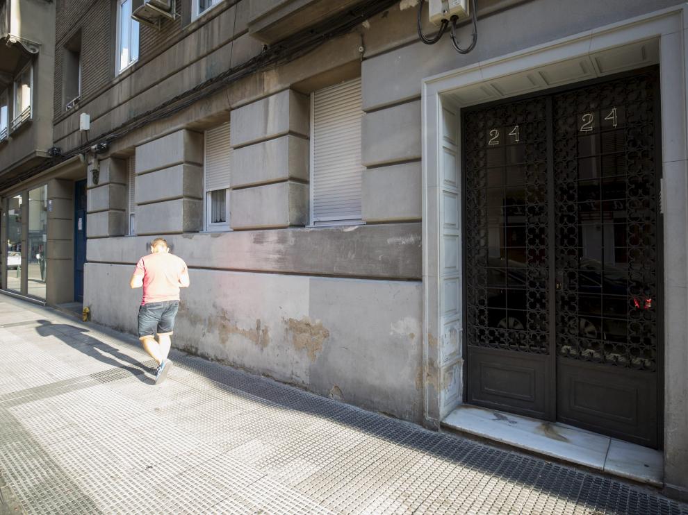 Piso de la calle La Paz de Zaragoza donde fue hallado el cadáver de un hombre que llevaba varios días muerto.