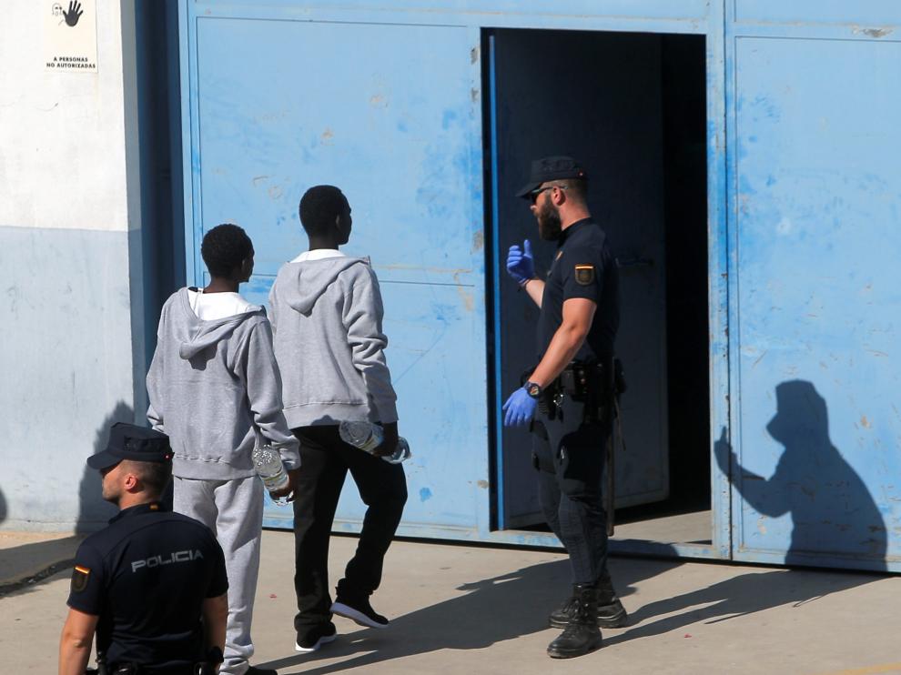A todos los extranjeros llegados se les reservó hora en las oficinas de extranjería para facilitar los trámites de petición de asilo, que han seguido 37 extranjeros.