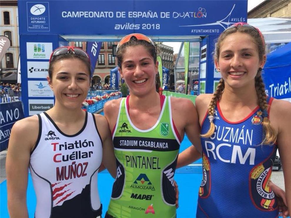 En el centro, la triatleta aragonesa Marta Pintanel.