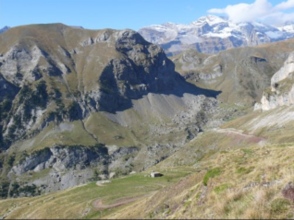 Pista de Ruego, una de las situadas a mayor altitud del Pirineo