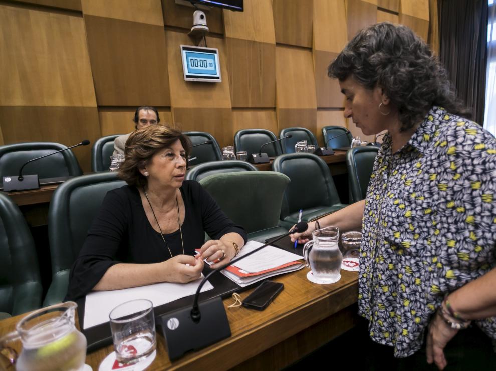 La concejal popular Reyes Campillo conversa con la vicealcaldesa Luisa Broto en el último pleno del Ayuntamiento.