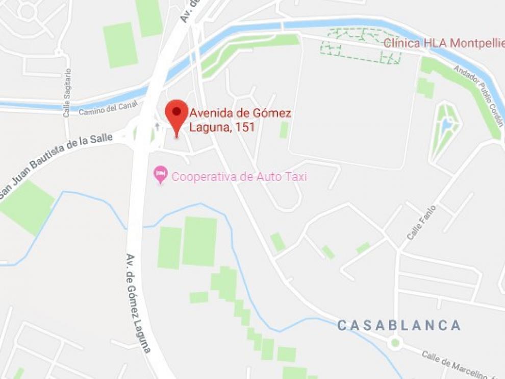 El motorista ha chocado contra la furgoneta en un semáforo en rojo.