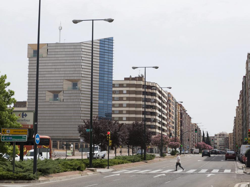 La avenida de Navarra está dominada por el tráfico rodado