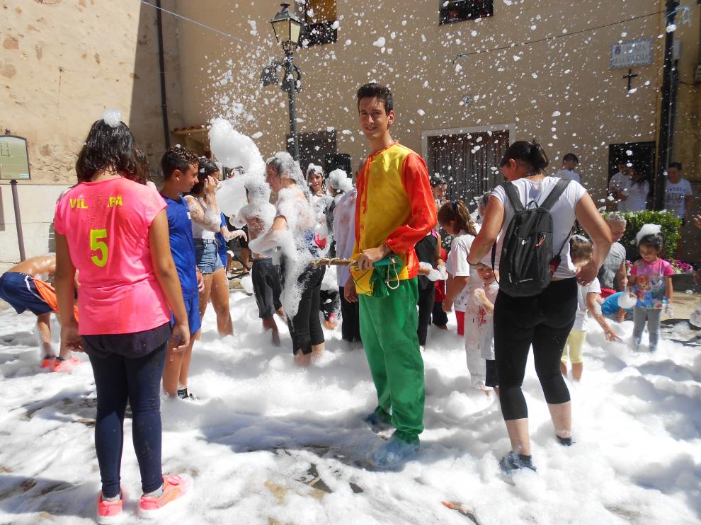 El Cipotegato de Vera, en la fiesta de la espuma tras la lluvia de tomates.