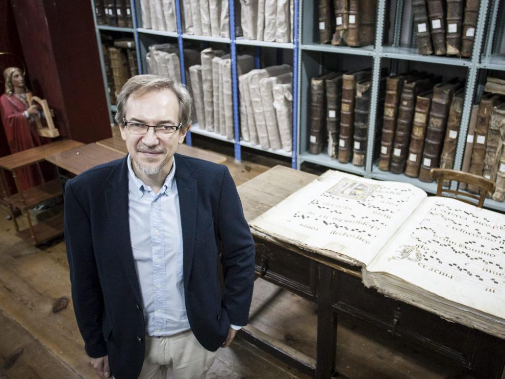 Luis Antonio González, investigador musical, en uno de los archivos en los que desarrolla su labor.