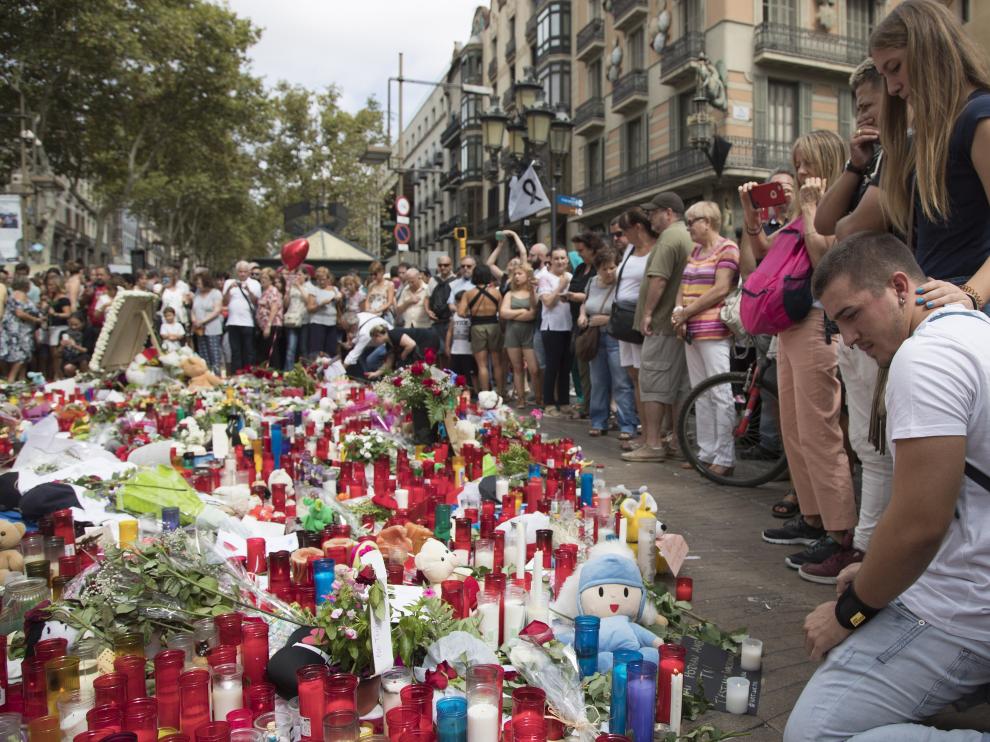 Homenaje a las víctimas del atentado tres días después del ataque en Barcelona.