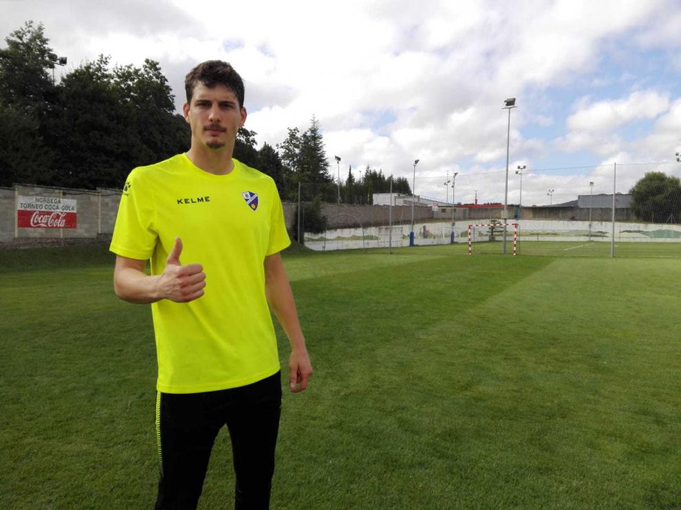Werner posa a la conclusión del entrenamiento matinal de este viernes del Huesca en Vitoria, en las instalaciones de Olaranbe.
