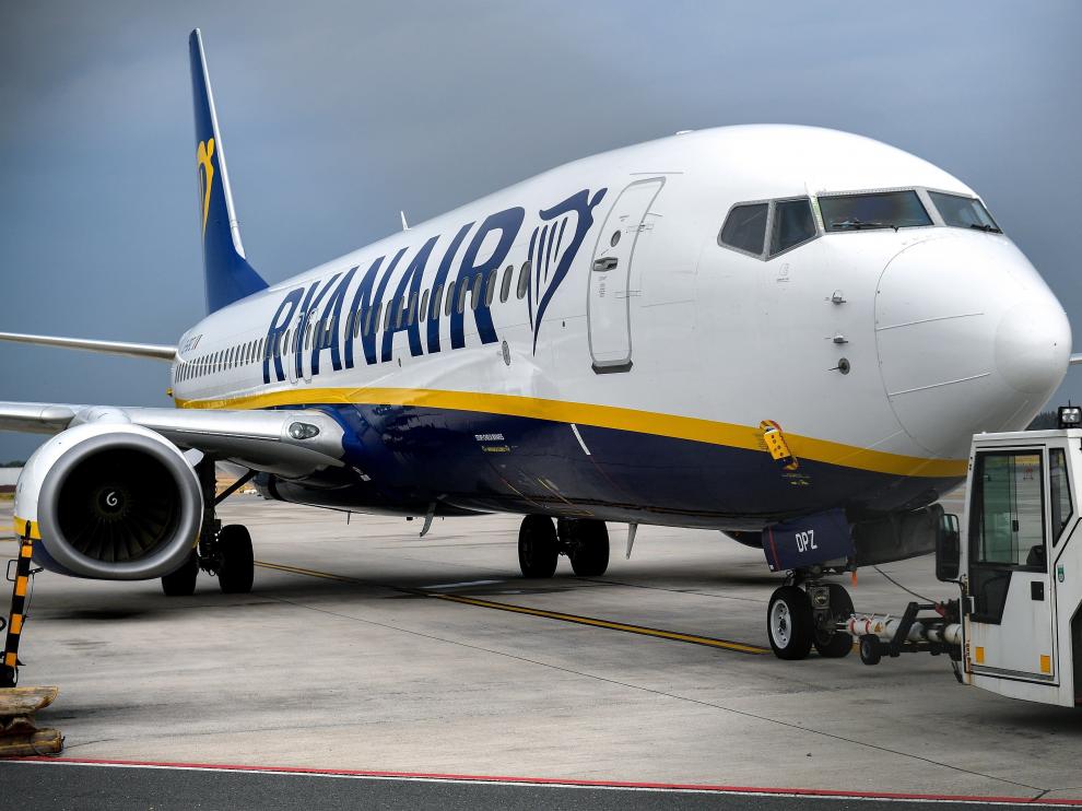 Los pasajeros tuvieron que pasar unas seis horas esperando a bordo del avión antes de ser trasladados al aeropuerto.