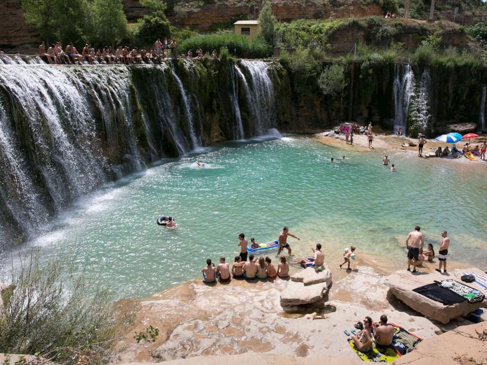 Bañistas y turistas en el azud y salto de Bierge, en la provincia de Huesca.