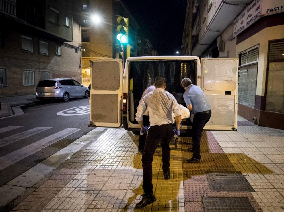 La Hermandad de la Sangre de Cristo trasladaba esta semana el cuerpo de un vecino hallado muerto en su casa de Las Fuentes.