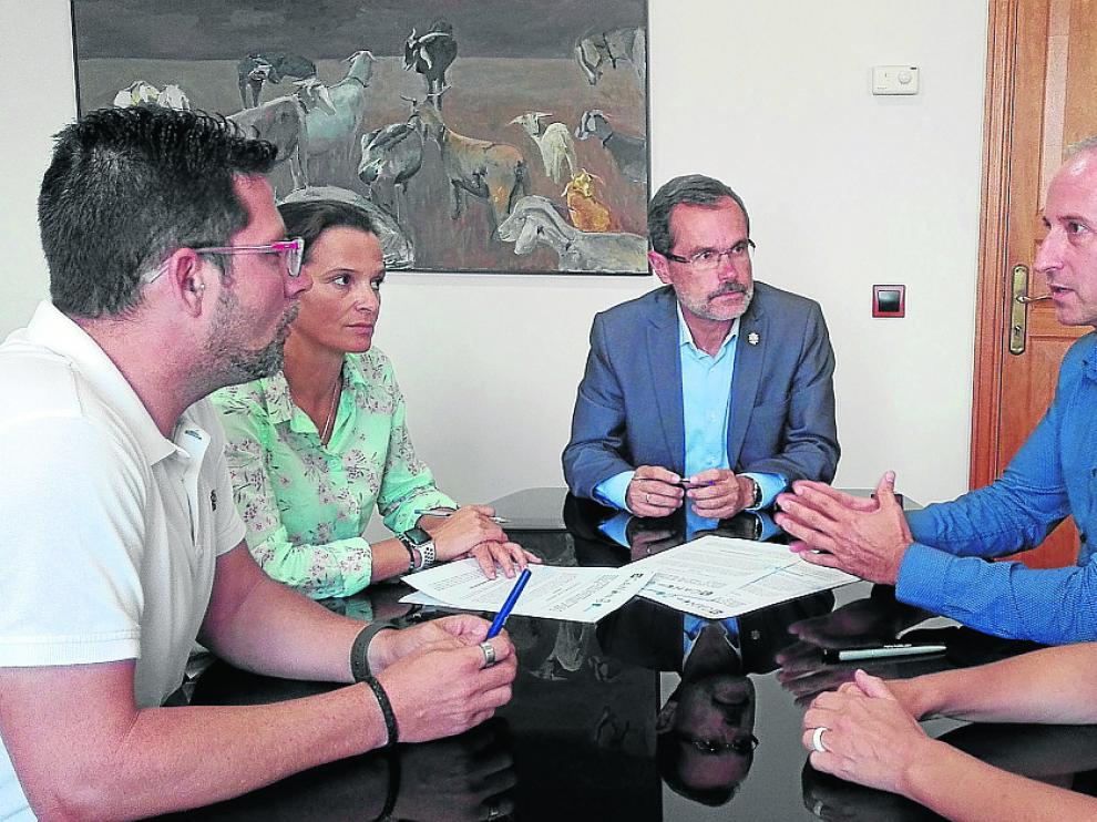 Isaac Navarro, director general de Contazara a la derecha, de azul, se dirige al presidente del Cabildo de Fuerteventura, Marcial Morales centro, y otros directivos canarios.