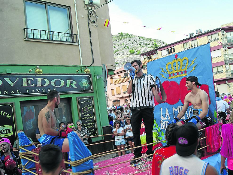 Las calles de Castellote fueron testigos de varios combates de boxeo en directo.