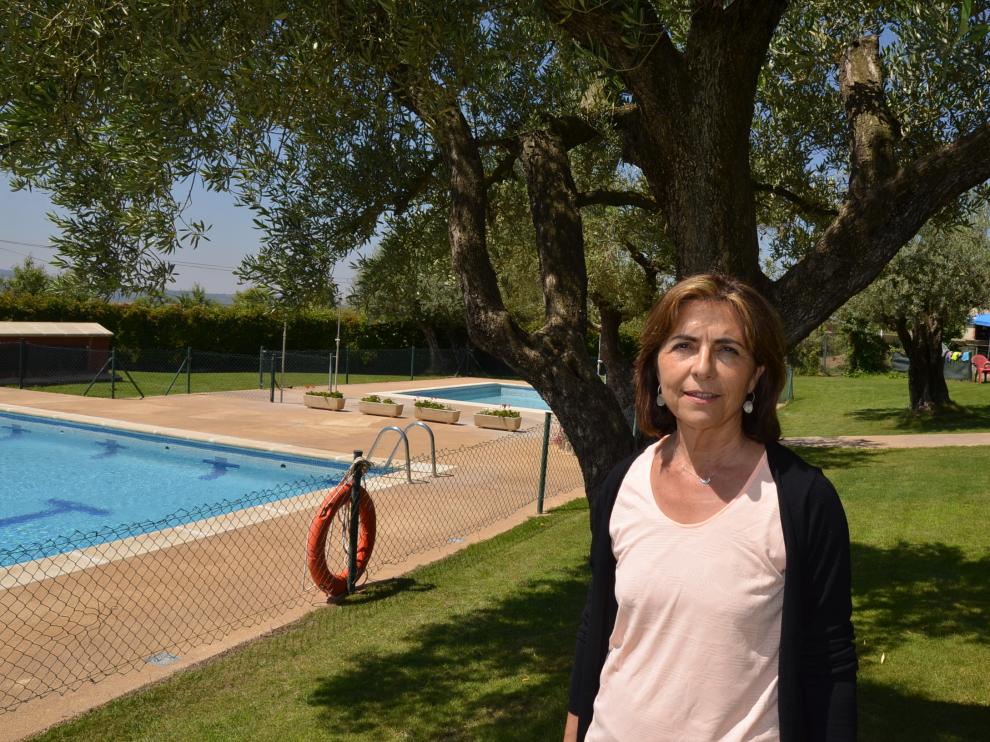 La alcaldesa, Inma Subías, en las piscinas de la localidad.