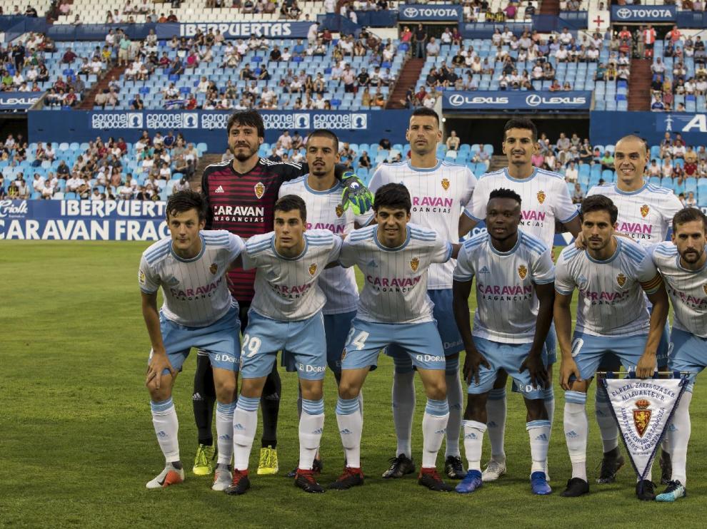 Once inicial del Real Zaragoza ante el Levante este sábado. De pie, Cristian Álvarez, Verdasca, Perone, Álex Muñoz, Pombo. Abajo, Marc Gual, Soro, Clemente, Igbekeme, Javi Ros y Benito.