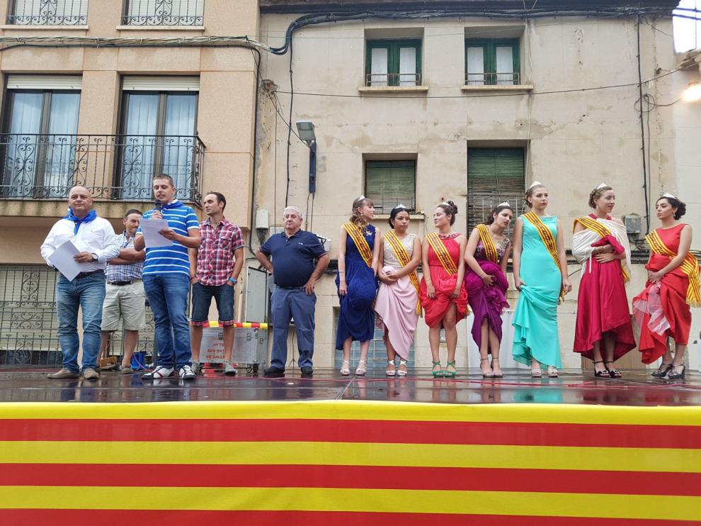 Los pregoneros acompañados de las reinas de las fiestas el durante el pregón.
