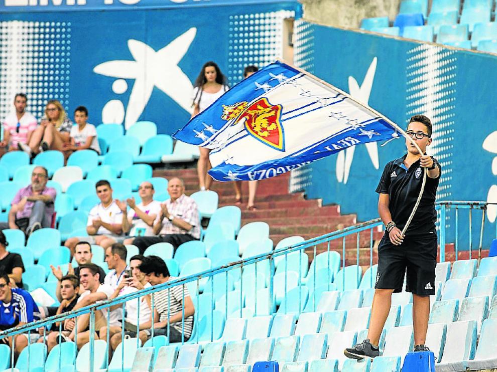 Un joven aficionado enarbola la bandera del Real Zaragoza.