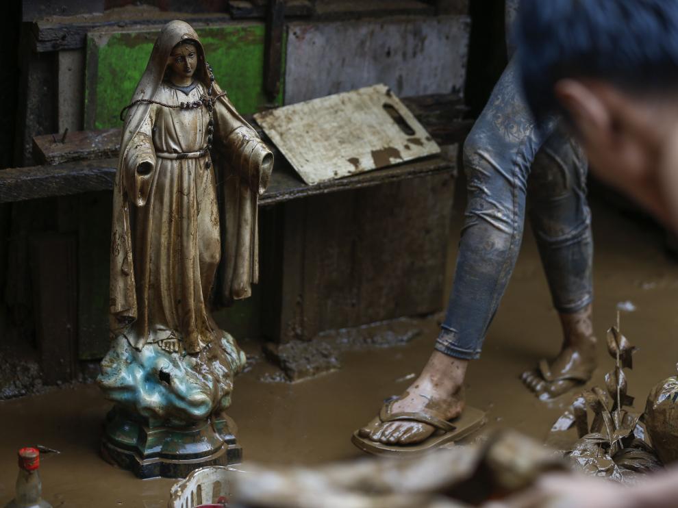 Una estatua de la Virgen María en el suelo embarrado de un piso afectado por las inundaciones en la provincia de Rizal, al este de Manila, en Filipinas.