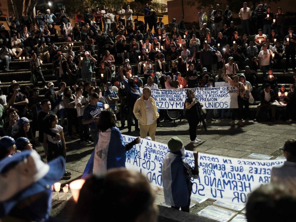 Decenas de nicaragüenses se manifestaron en San Juan (Costa Rica) en una vigilia el sábado 11 de agosto para recordar a los muertos de la crisis sociopolítica que vive el país y para repudiar al Gobierno de Daniel Ortega.