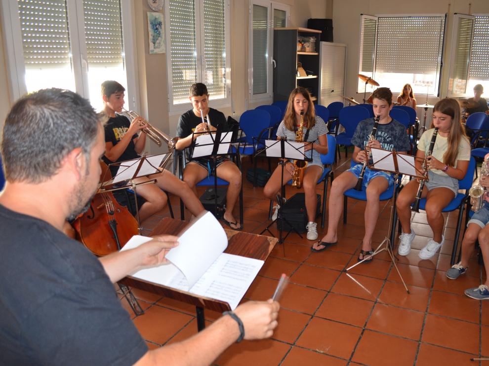 Algunos de los participantes ensayan con sus instrumentos.