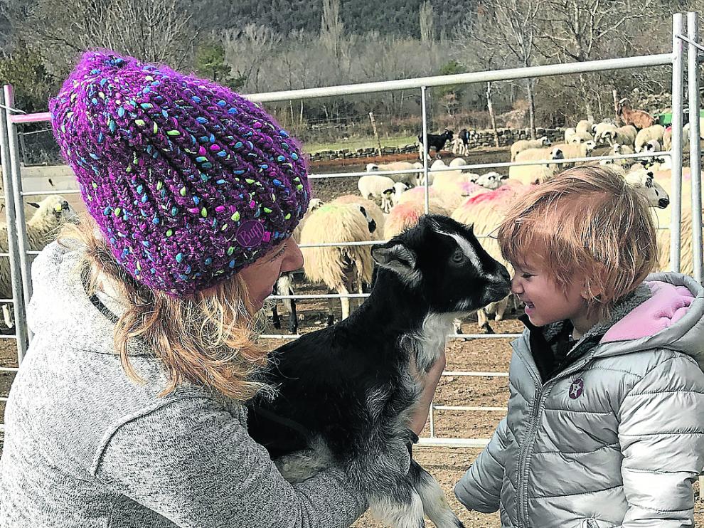 Rosa Avellanet y su hija, Izarbe, con su rebaño.