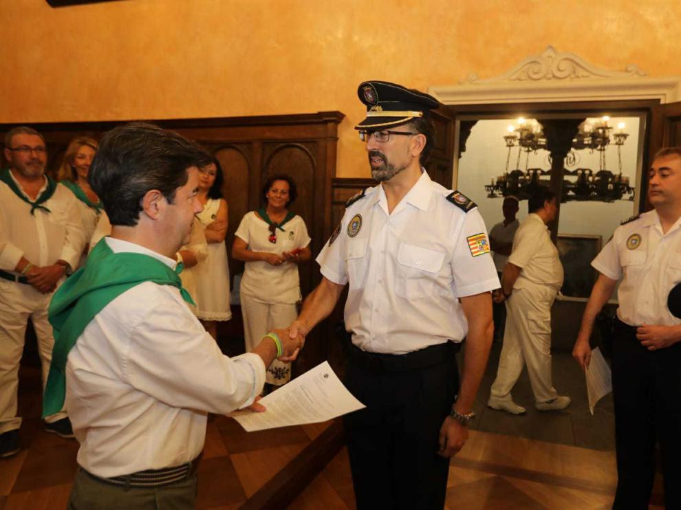 El alcalde de Huesca,Luis Felipe,entrega el decreto de su nombramiento al nuevo jefe de la Policía local, Nicolás Hernández.