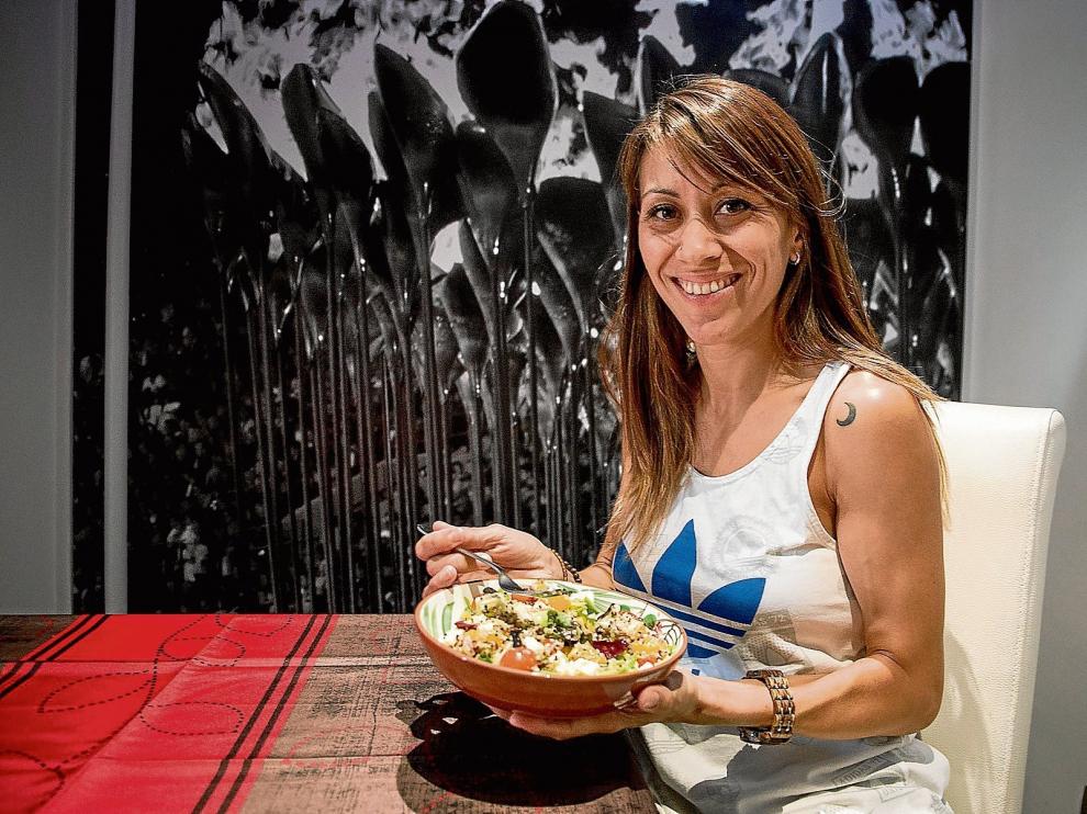 La atleta Isabel Macías cuida su alimentación por motivos deportivos, pero se confiesa aficionada al queso y dispuesta a salir para comer algún bocadillo.
