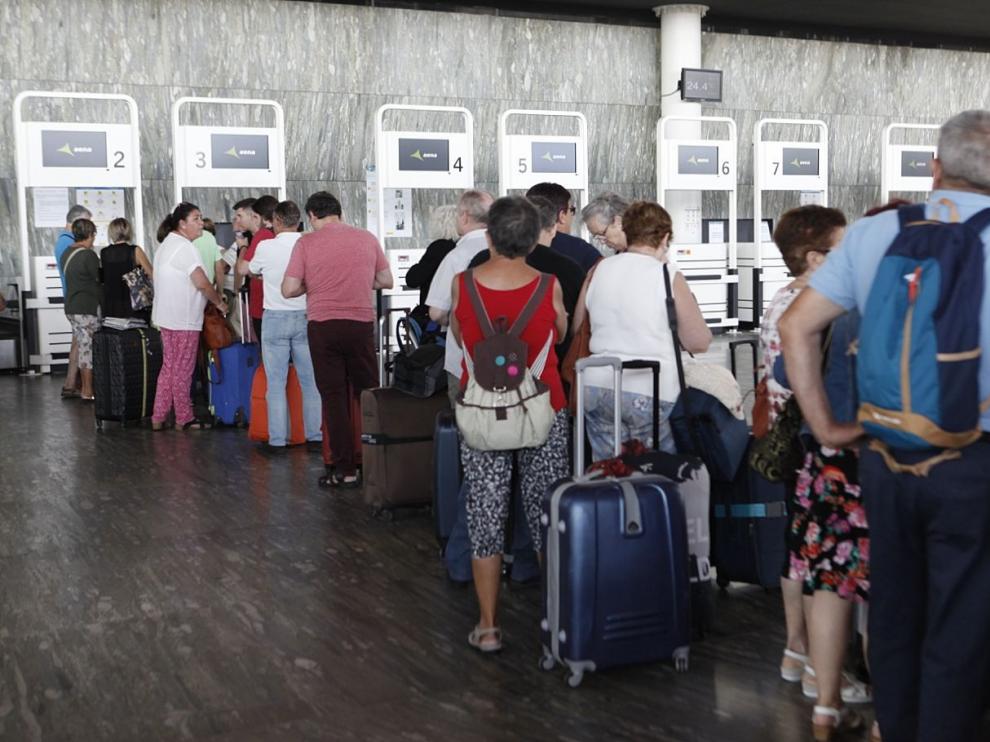 Varios pasajeros, este lunes en el aeropuerto de Zaragoza
