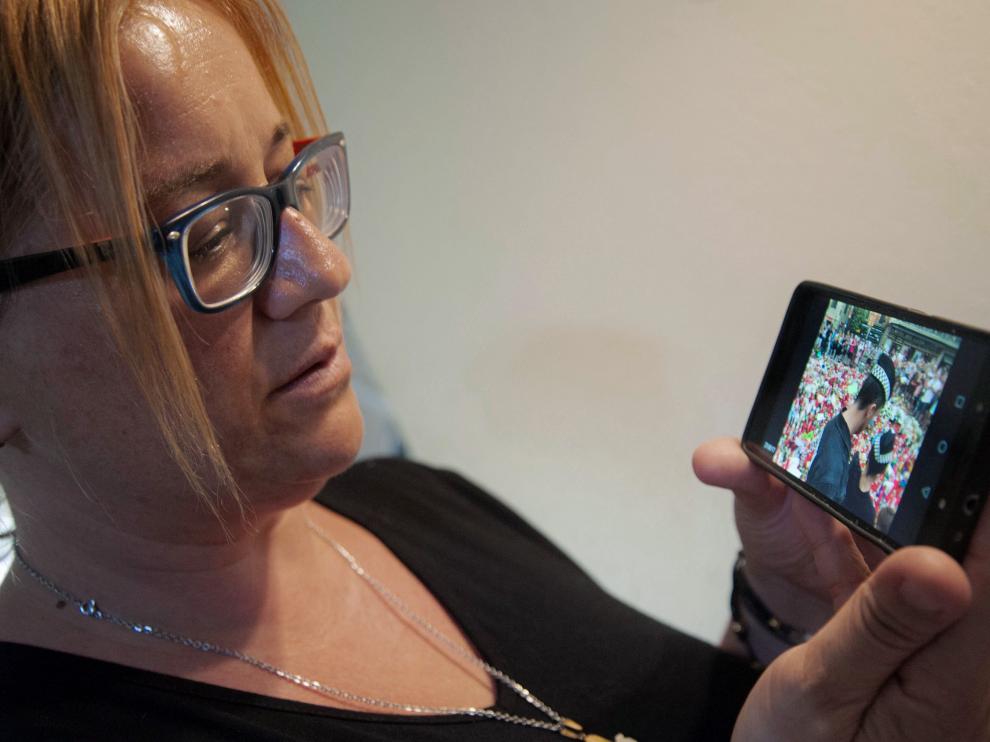 Iolanda Ortiz muestra en su móvil una fotografía del homenaje a las víctimas de los atentados de Cataluña.