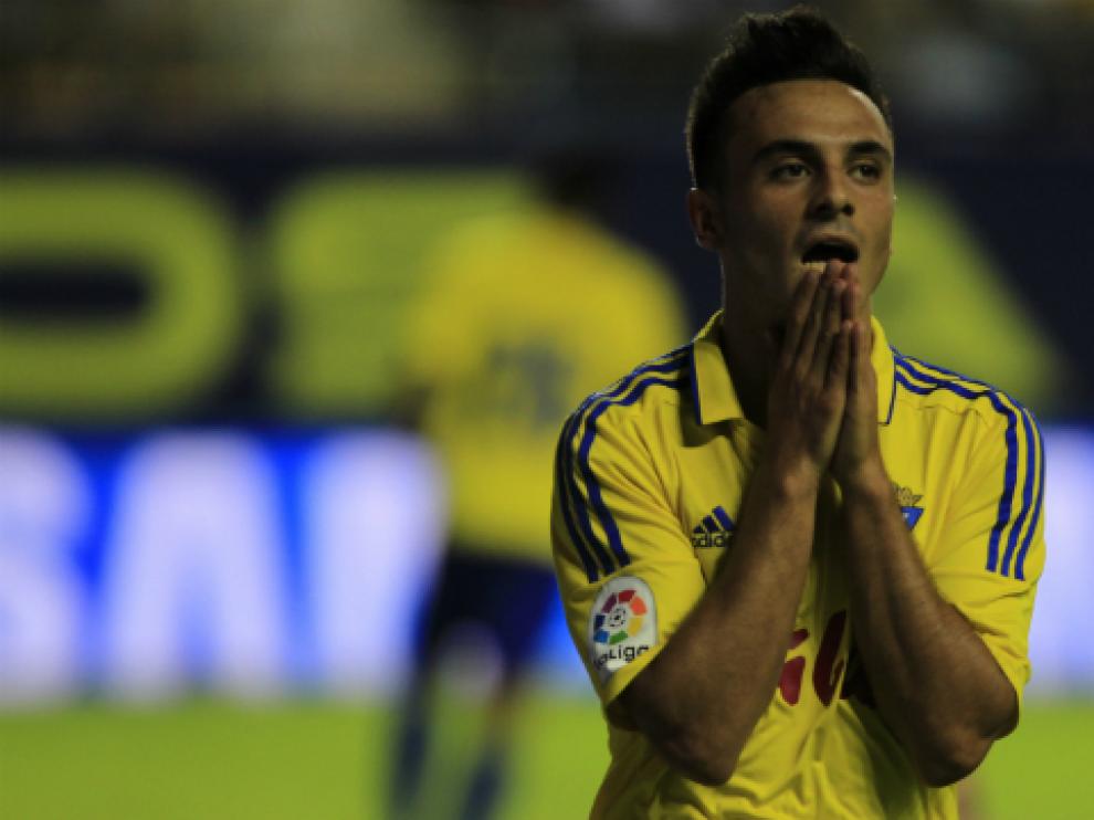 Álvaro García se lamenta durante un partido con el Cádiz CF.