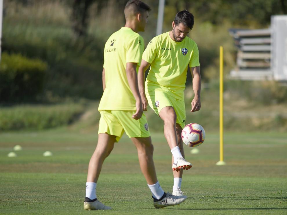 Algunos futbolistas del Huesca, durante un entrenamiento.