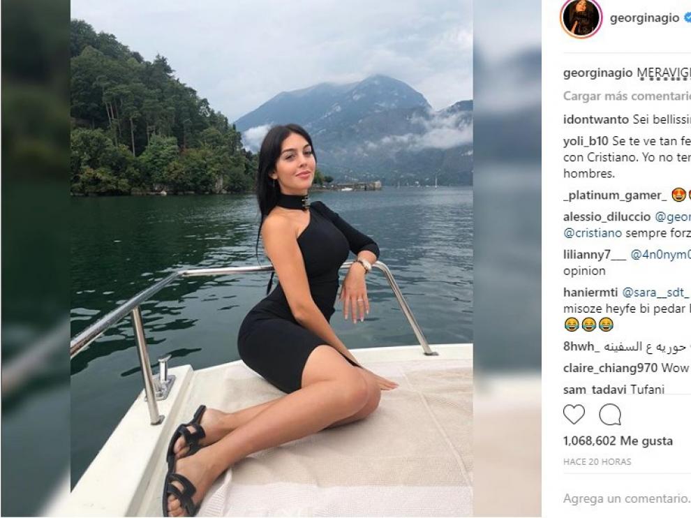 La joven modelo posa en la cubierta de un yate.