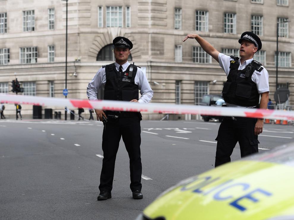 Un vehículo ha atropellado a varias personas y se ha estrellado contra el Parlamento británico.