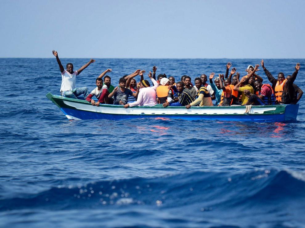 Inmigrantes siendo rescatados para ser llevados a bordo del Aquarius.