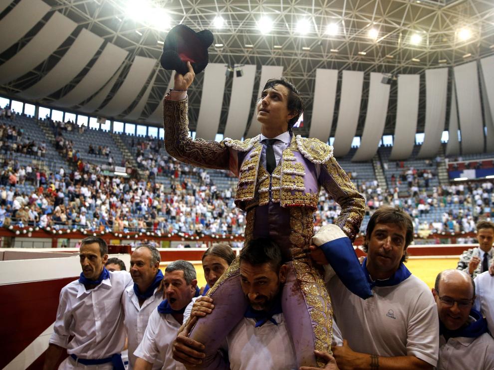 El diestro Roca Rey sale a hombros tras el cuarto festejo taurino de la Feria de la Semana Grande de San Sebastián.