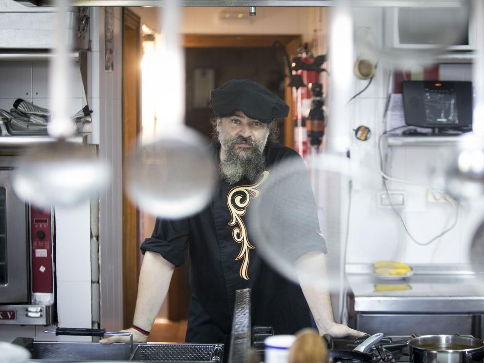 Joan Rosell, chef, en la cocina del restaurante La Encantaria