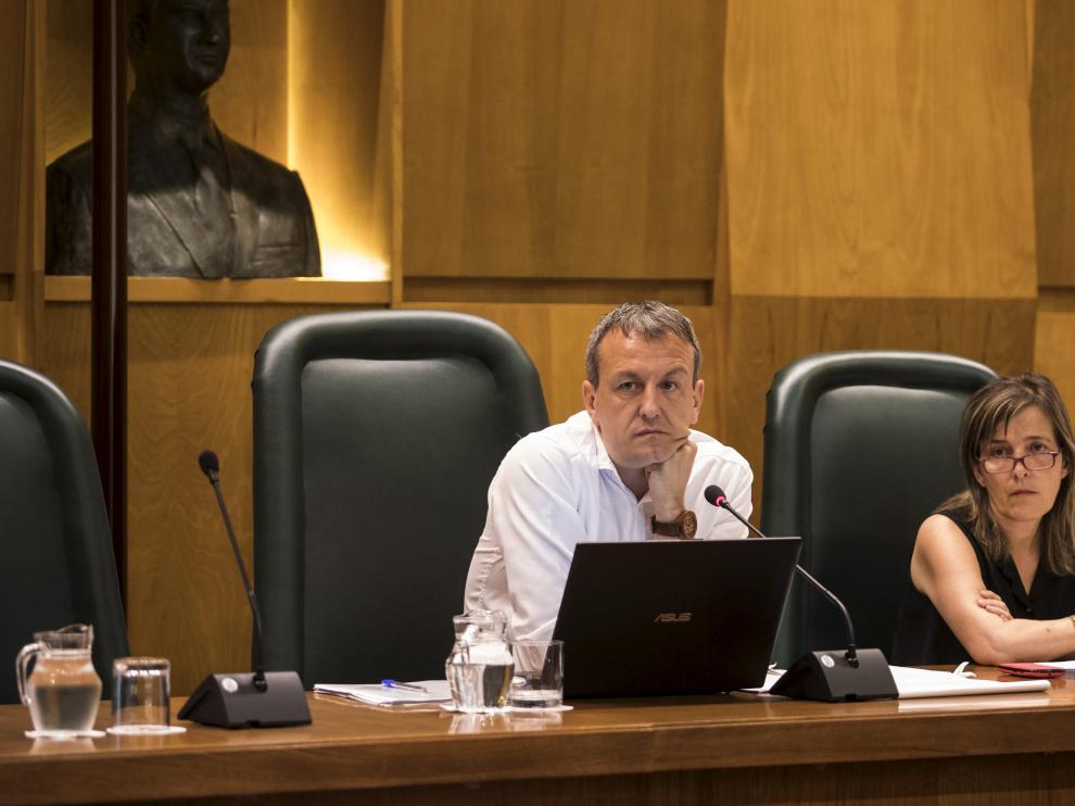 Rivarés y la directora general de Economía, Ana Sanromán, en la última comisión del Área, celebrada el pasado mes de julio.