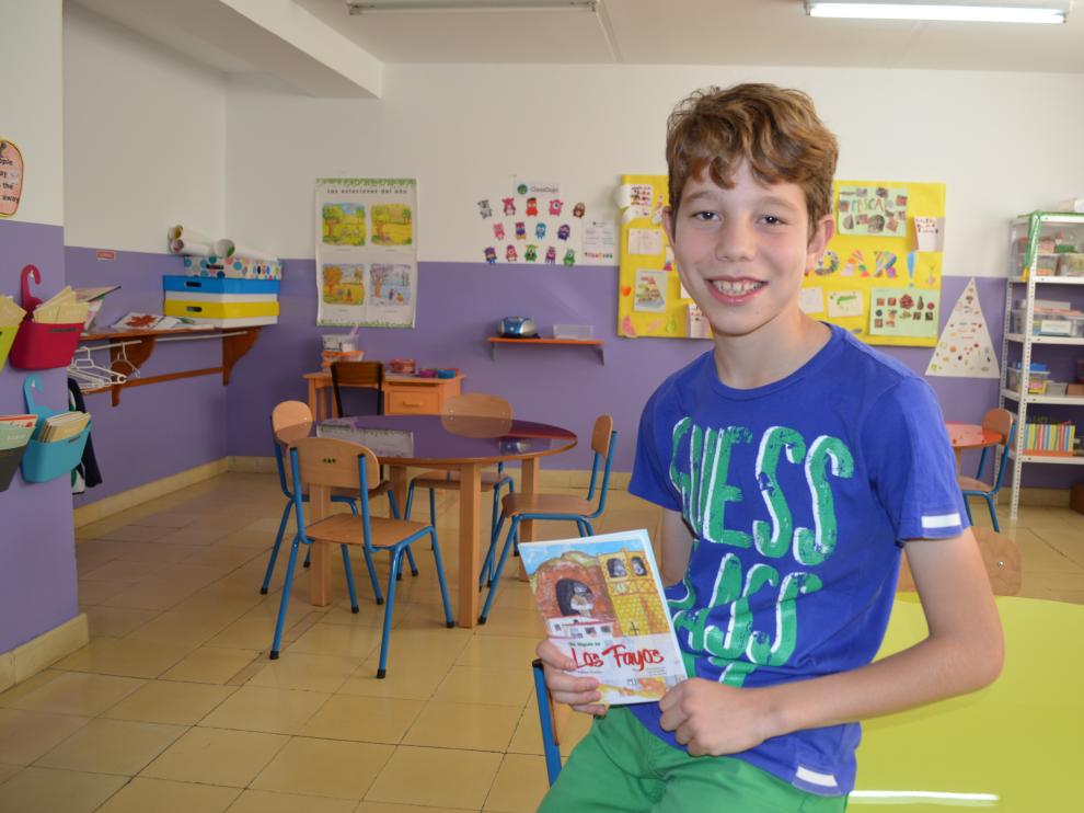 Gabriel Bonilla con su primer libro publicado.