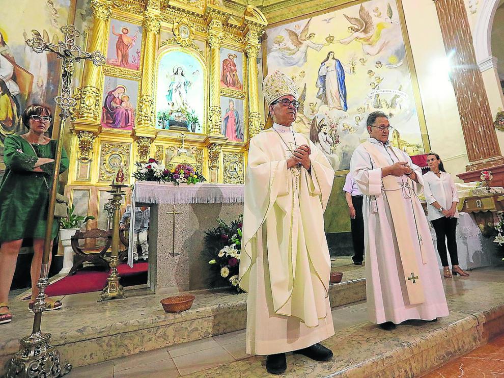 El cardenal Santos Abril, durante la misa que ofició dentro de las fiestas patronales de Alfambra.