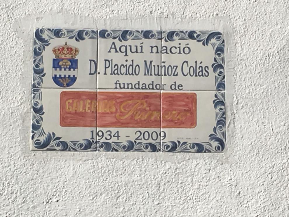 Placa que recuerda al empresario Plácido Muñoz en su localidad natal, Aldehuela de Liestos.
