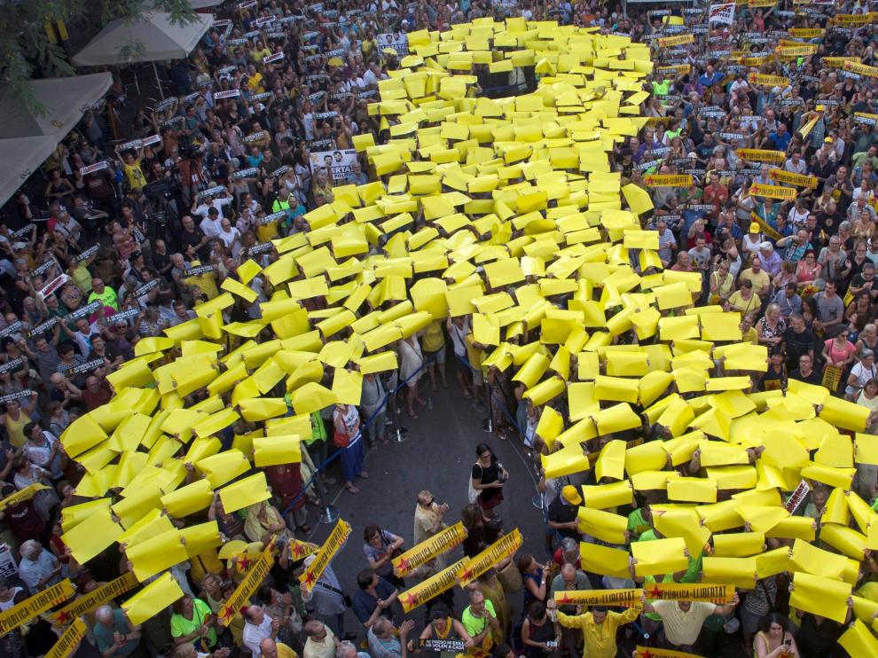 Simpatizantes de la ANC y Ómnium Cultural asisten a la concentración en la plaza de la Vila de Gràcia con motivo de los 10 meses de encarcelamiento de Jordi Sánchez y Jordi Cuixart.