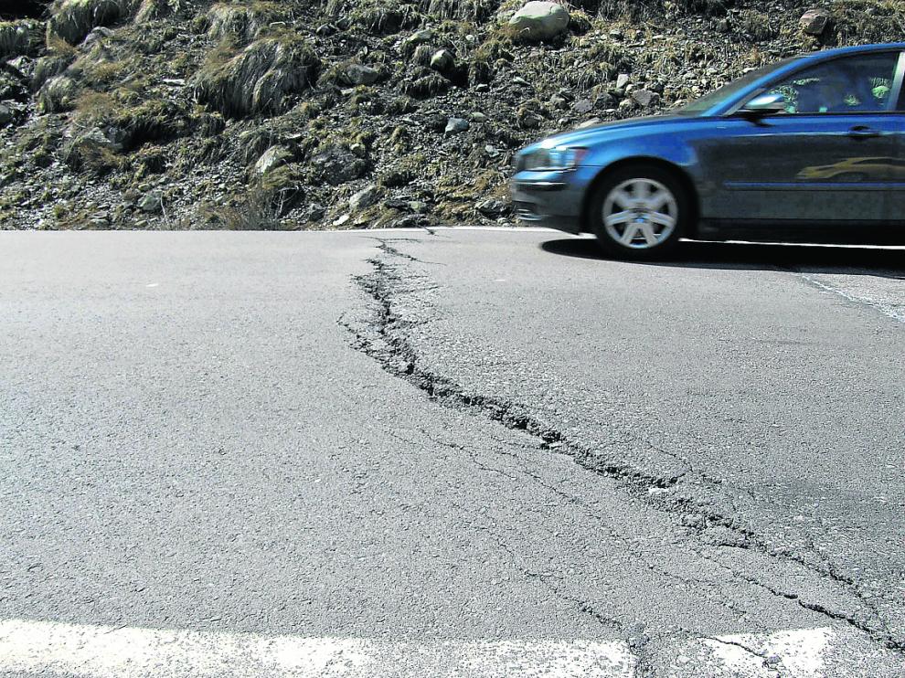 Una enorme grieta en una tramo de la carretera autonómica A-136, en la provincia de Huesca.