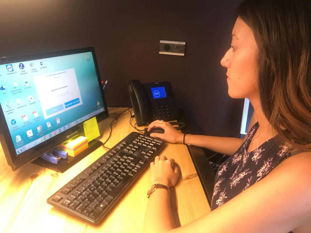 El empleado responde a preguntas cortas y constantes para monitorizar su nivel de satisfacción en la empresa