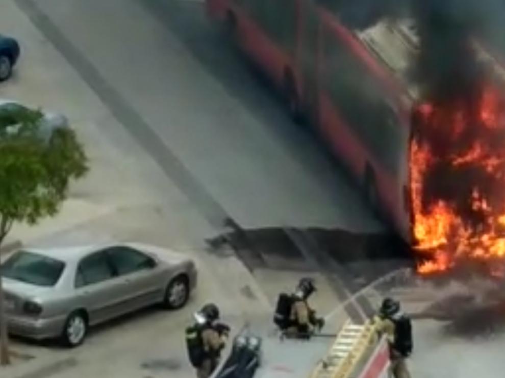 Los Bomberos de Zaragoza sofocando el fuego.