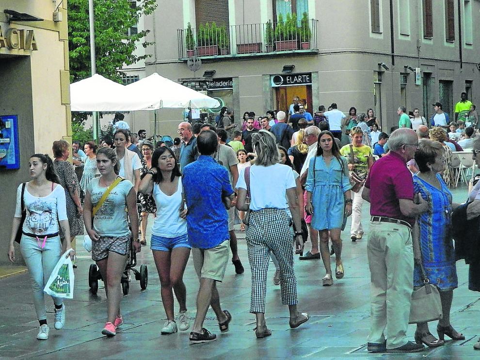 Los alrededores de la catedral de Jaca, ayer repletos de turistas.
