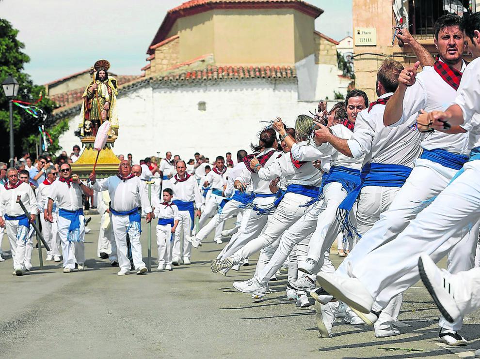 Bailadores de todas la edades muestran sus pasos a San Roque en el final de la procesión.