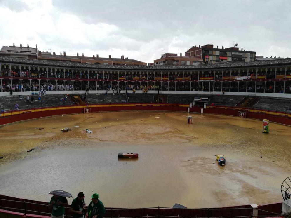 La plaza de toros de Calatayud ha tenido que ser desalojada por la tormenta.
