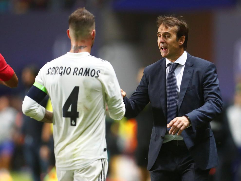 Julen Lopetegui dando instrucciones a Sergio Ramos.