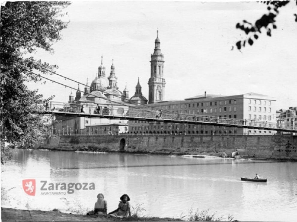 La barca del Tío Toni, la pasarela y el puente de Santiago