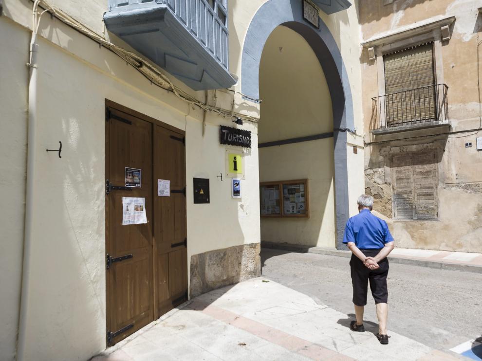 Un vecino camina por la Puerta de Zaragoza, lugar de inicio de la futura ruta adaptada.
