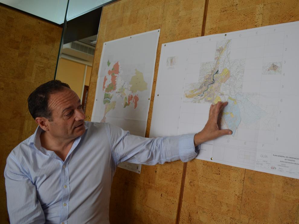 El concejal de Urbanismo, con el nuevo PGOU.
